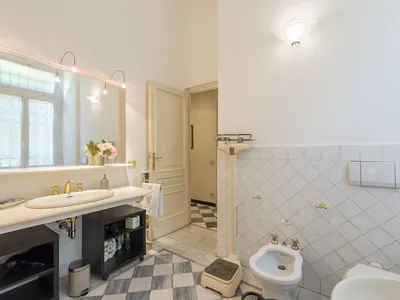 Badezimmer mit Dusche