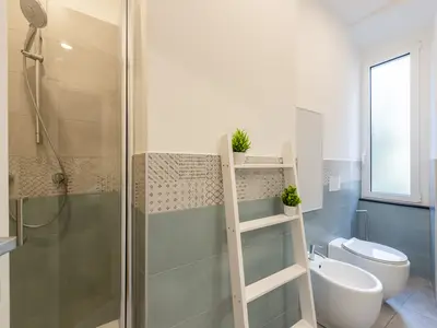 Badezimmer mit Dusche