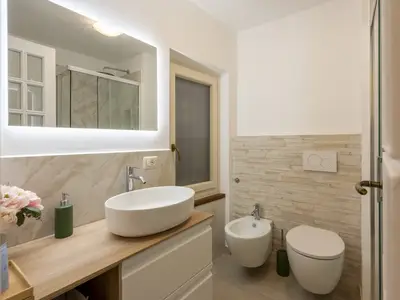 Badezimmer mit Dusche
