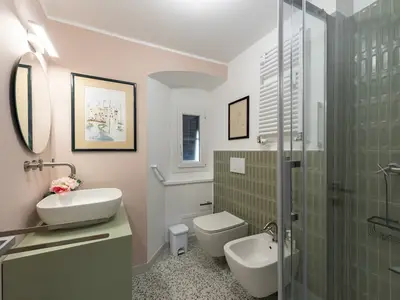 Badezimmer mit Dusche