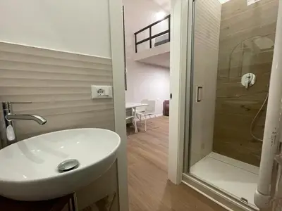 Badezimmer mit Dusche