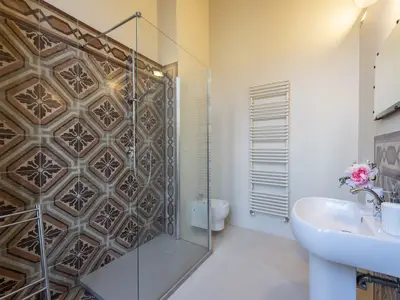 Badezimmer mit Dusche