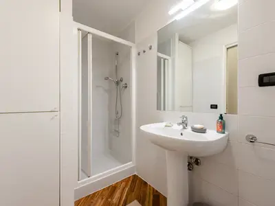 Badezimmer mit Dusche