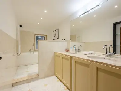 Badezimmer mit Badewanne