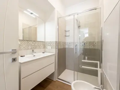 Badezimmer mit Dusche