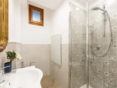 Badezimmer mit Dusche