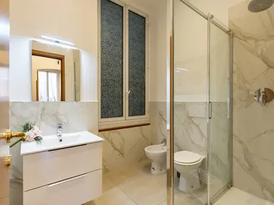 Badezimmer mit Dusche