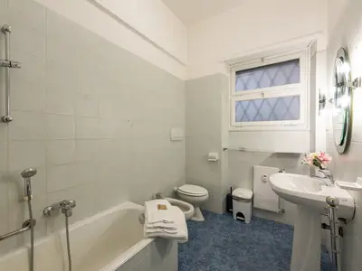 Badezimmer mit Badewanne