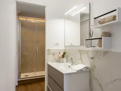 Badezimmer mit Dusche