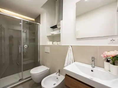 Badezimmer mit Dusche