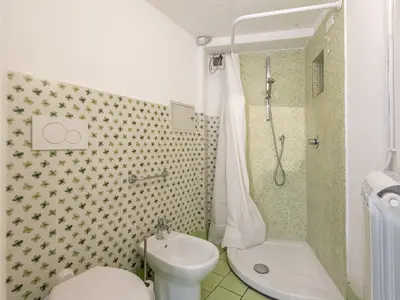 Badezimmer mit Dusche