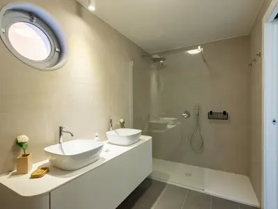 Badezimmer mit Dusche