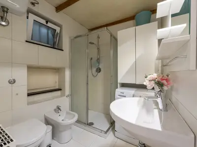 Badezimmer mit Dusche