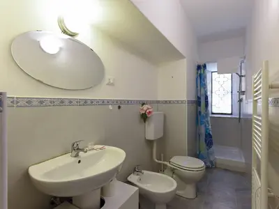 Badezimmer mit Dusche