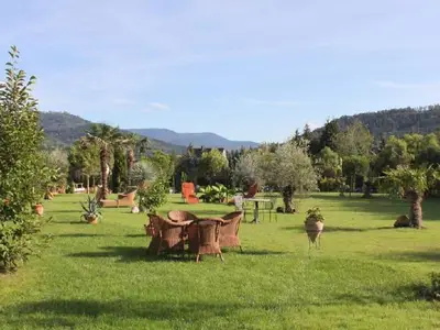 Unser mediterraner Garten mit Liegen zum Entspannen