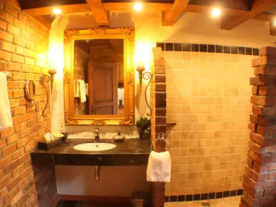 Badezimmer mit bodenebener Marmordusche