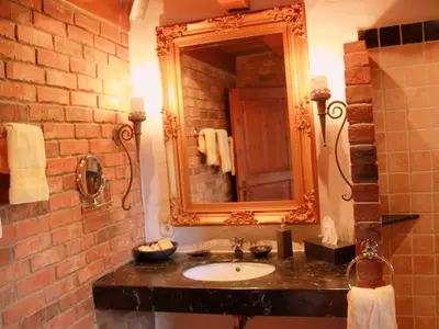 Badezimmer mit bodenebener Marmordusche