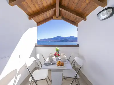 Tisch für 4 Personen auf der Terrasse des Wohnzimmers