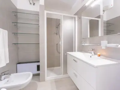 Badezimmer mit großer Dusche