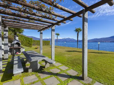 Tisch im Garten der Residenz für einen Snack im Freien
