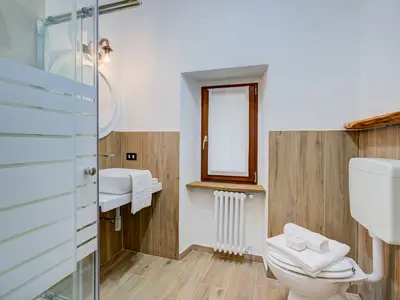 Badezimmer mit Dusche
