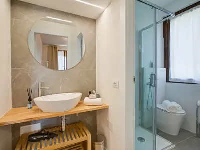 Badezimmer mit Dusche