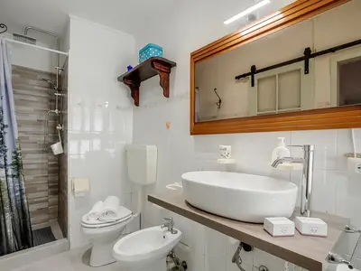 Badezimmer mit Dusche