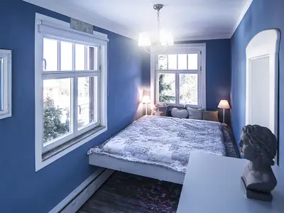 2. Schlafzimmer blauer Salon mit Lichtspiel unterm Bett