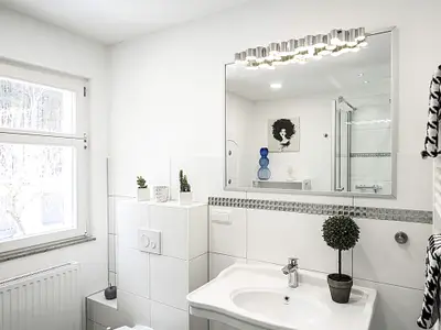 modernes Badezimmer mit Echtglasdusche