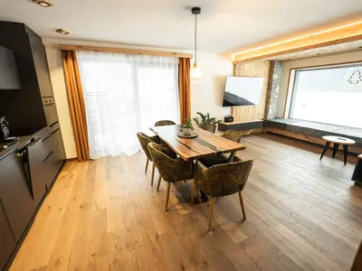 Küche mit Ess- und Wohnbereich