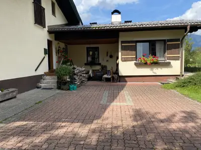 Ferienhaus/ Parkplatz und Eingang