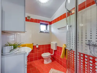 Badezimmer mit Dusche