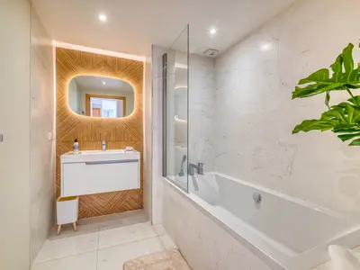 Badezimmer mit Badewanne