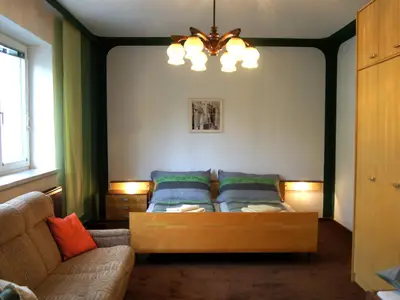 Schlafzimmer 4 mit Einzel-, Doppelbett und Sofa