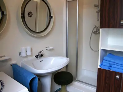 Badezimmer mit Badewanne, Dusche, Waschmaschine