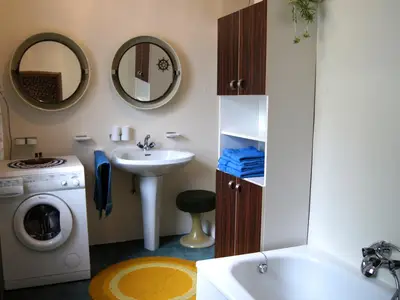 Badezimmer mit Badewanne, Dusche, Waschmaschine