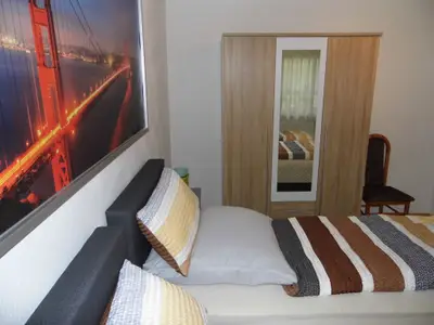 Schlafzimmer mit Schrank