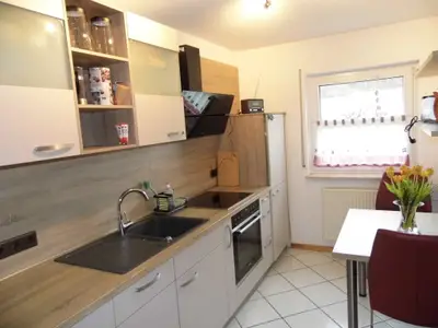 Küche mit Küchentisch und zwei Stühle