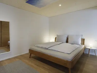 Schlafzimmer mit Doppelbett abends