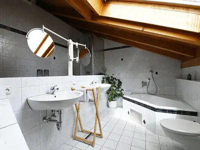 Bad mit Dusche und Eckbadewanne