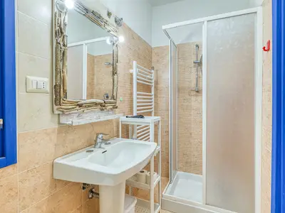 Badezimmer mit Dusche