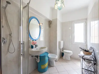 Badezimmer mit Dusche