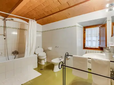Badezimmer mit Badewanne