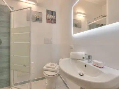 Badezimmer mit Dusche