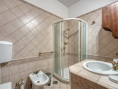 Badezimmer mit Dusche