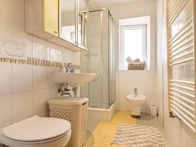 Badezimmer mit Dusche
