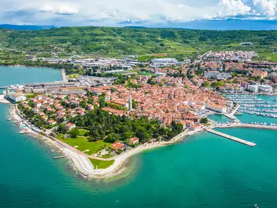 Luftaufnahme der Stadt Izola