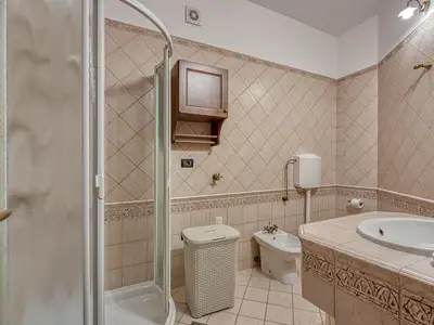 Badezimmer mit Dusche