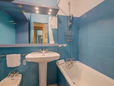 Badezimmer mit Badewanne