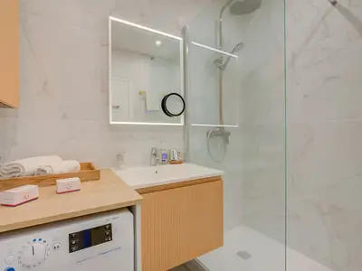 Badezimmer mit Dusche